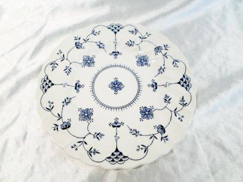 Myott Finlandia porcelain  side  plate - quite nice - Bid now !!